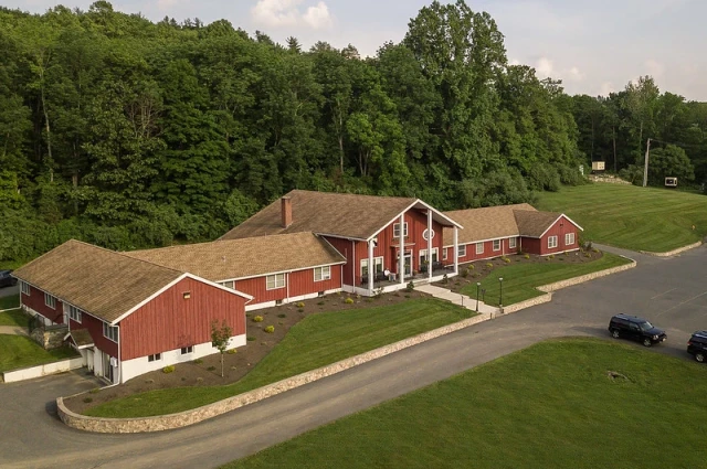 Little Hill - Alina Lodge